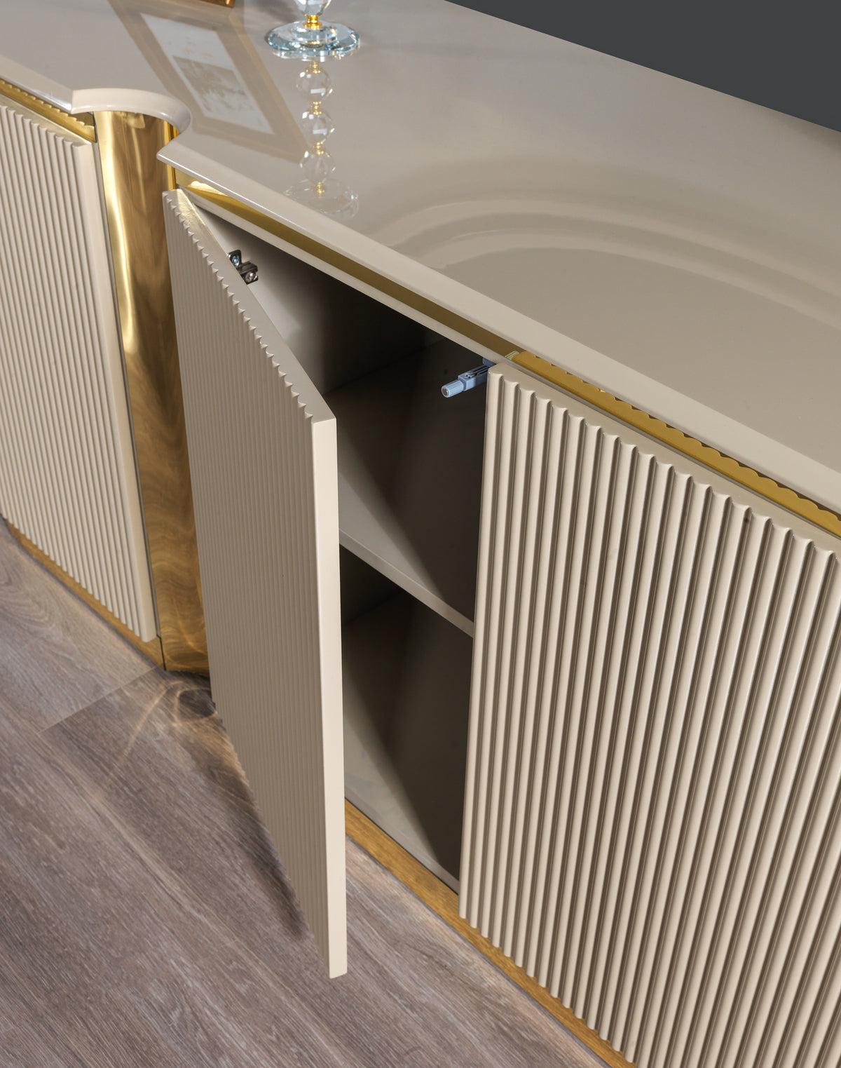 Milena Ivory/Gold Dining Server