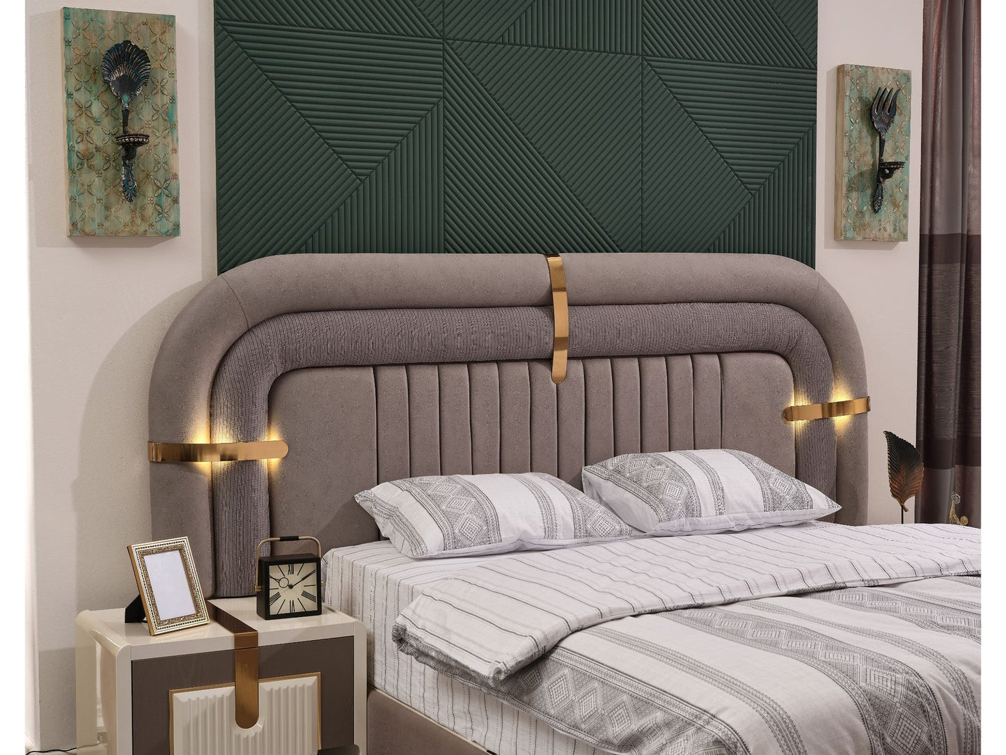 Zurich Luxury Bedroom Set (Bed & Dresser With Mirror & 2 Nightstand)