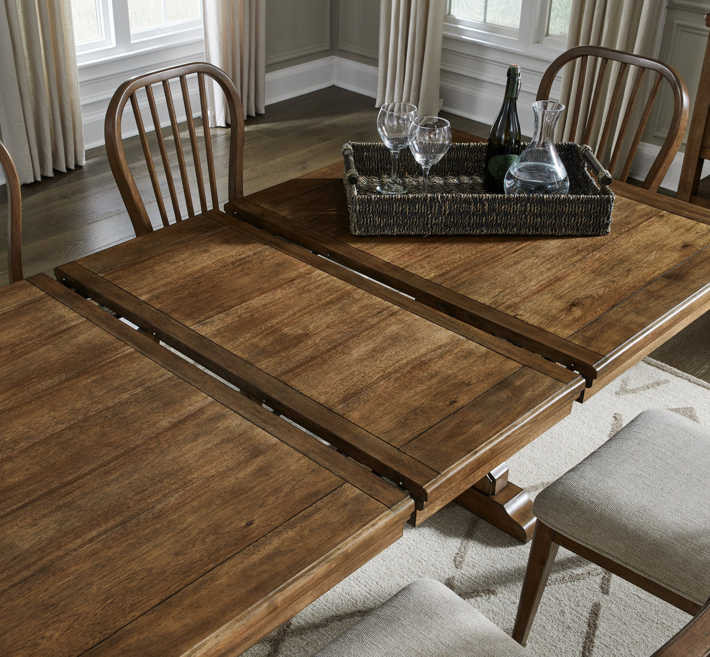 Sturlayne Dining Table and 6 Chairs in Brown D787