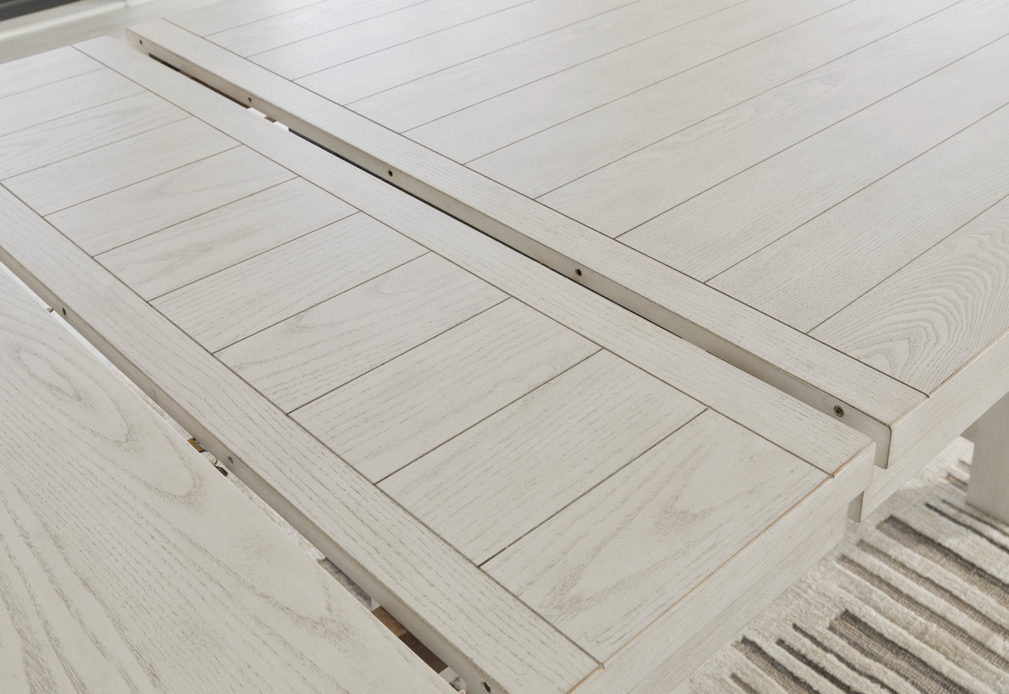 Robbinsdale Antique White Counter Height Set D642