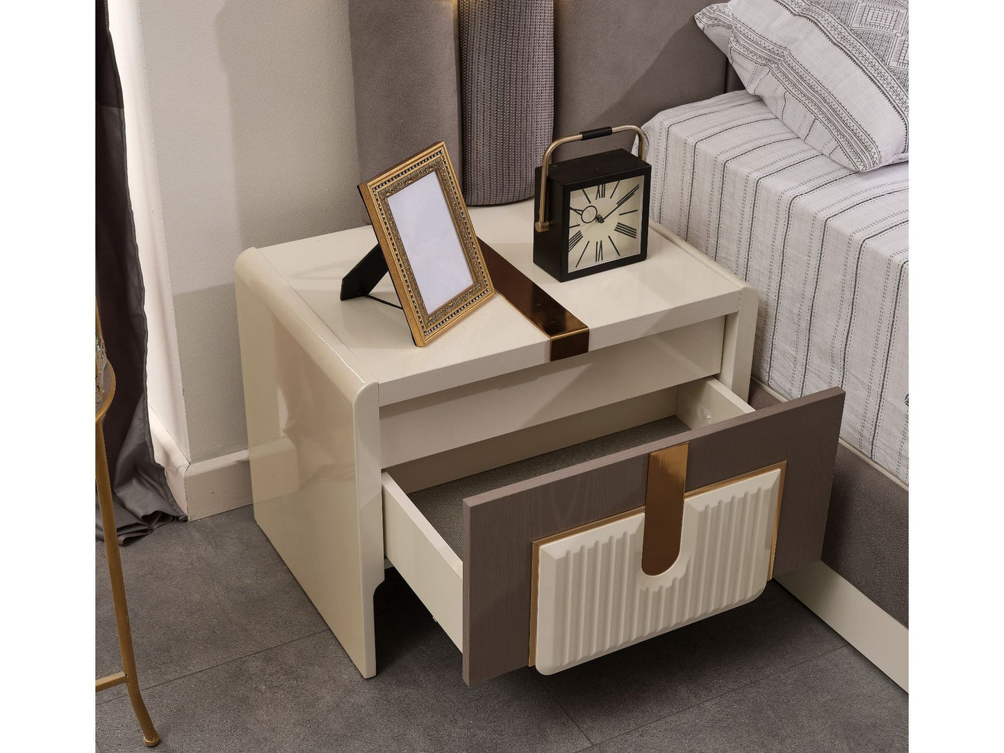 Zurich Luxury Bedroom Set (Bed & Dresser With Mirror & 2 Nightstand)