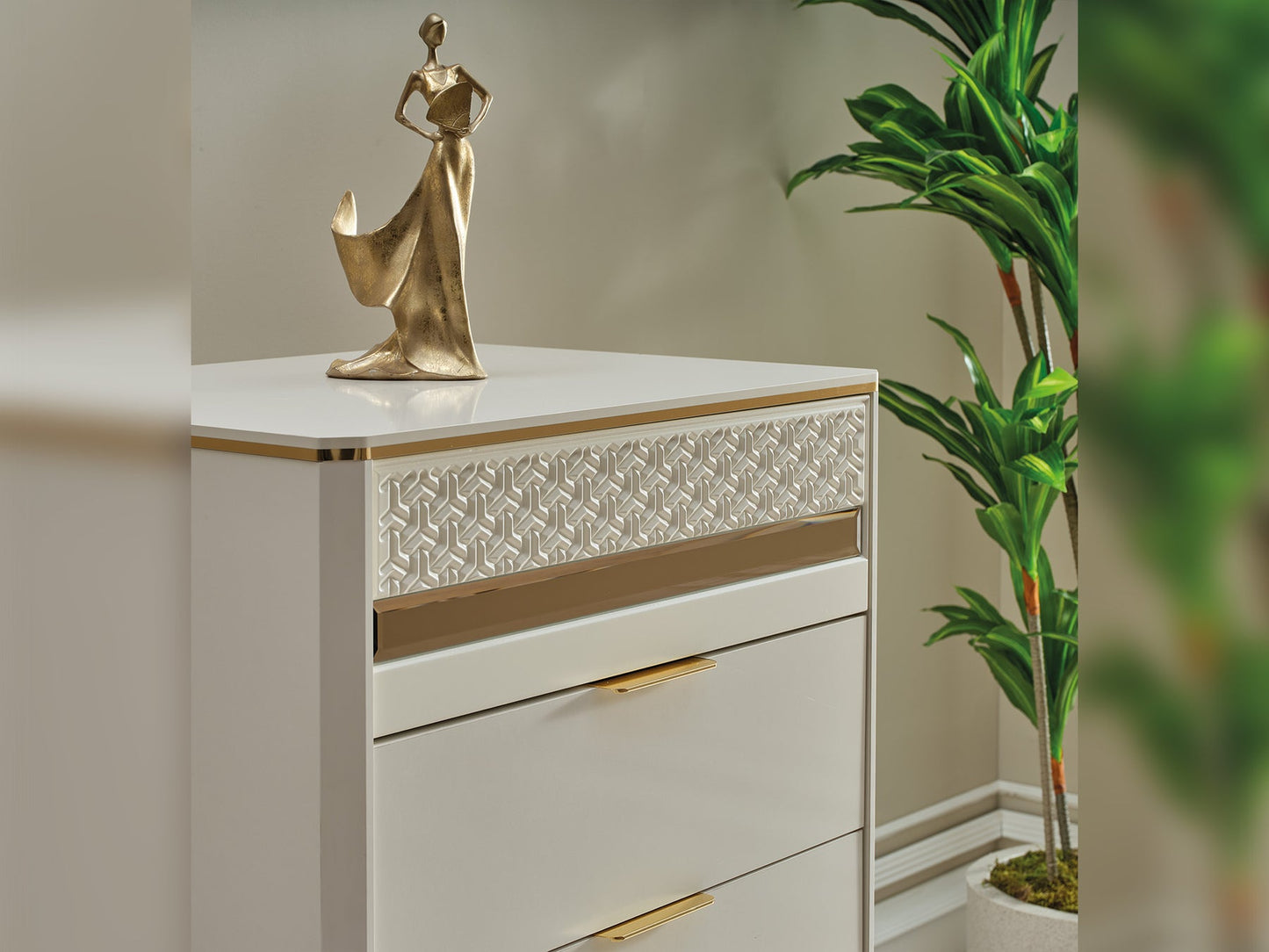 Zen Luxury Bedroom Set (Bed& Dresser With Mirror & 2 Nightstand)