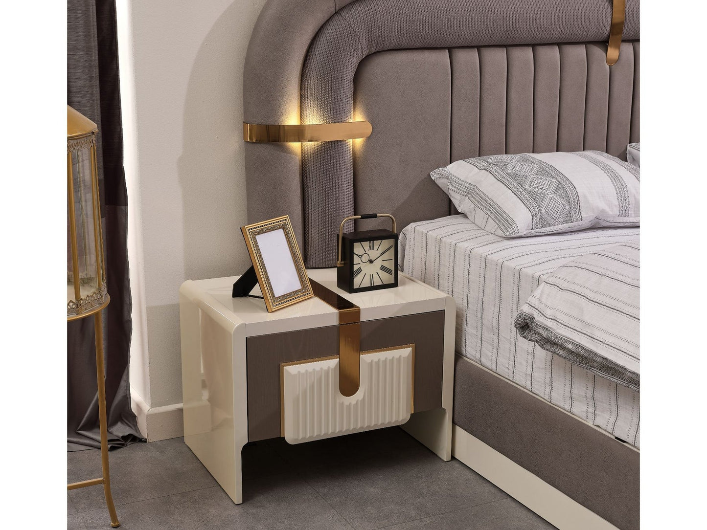 Zurich Luxury Bedroom Set (Bed & Dresser With Mirror & 2 Nightstand)